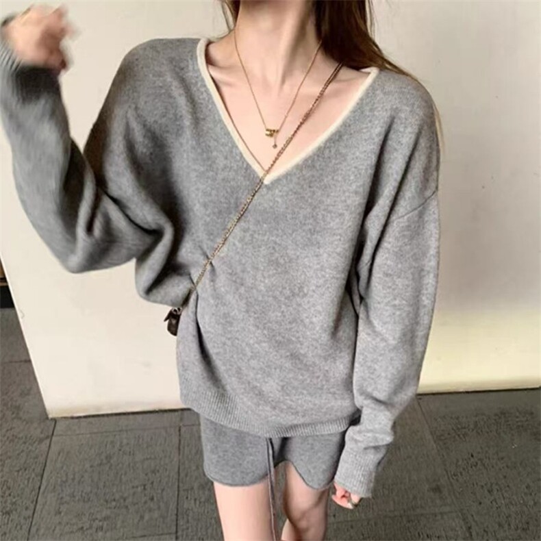 2025年秋季宽松型通勤套头长袖V领拼色时尚百搭通勤毛衣，女装针织衫/毛衣，鑫之绒