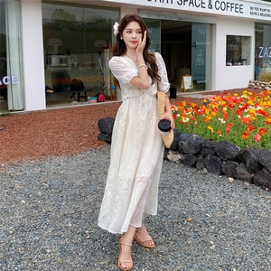 新中式法式V领高级感刺绣连衣裙女米色温柔度假风绝美初恋茶歇裙图片