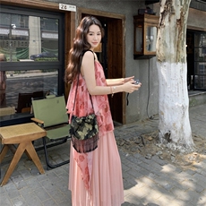 粉色假两件设计感印花吊带裙女夏季新款度假风森系显瘦百褶连衣裙，女装连衣裙，2C261