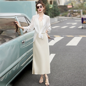 黑色低领吊带褶皱缎面连衣裙女夏季富家千金轻奢时尚晚宴礼服长裙图片