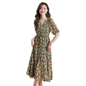 时尚优雅碎花连衣裙 修身显瘦V领设计 气质女神必备款图片