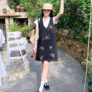 甜美刺绣牛仔背心连衣裙女2025夏季新款巨好看韩系复古减龄直筒裙图片