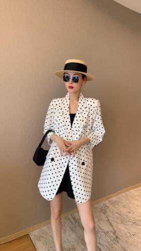 休闲时尚大方外套，女装，千利红