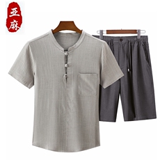 浅灰上衣+深灰短裤