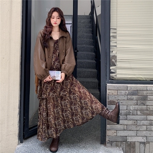 酷飒拽姐碎花吊带连衣裙两件套女2025秋季新款美拉德复古皮衣外套图片