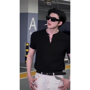 痞帅高级感黑色t恤男夏季潮牌polo衫短袖正肩设计感小众v领男上衣图片