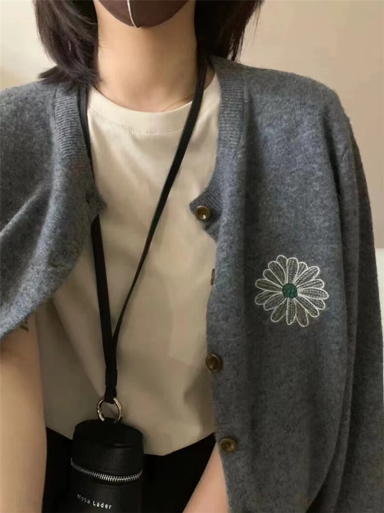 绣花时尚圆领长袖单排扣简约2024年秋季针织衫,女装羊毛衫,德聚羊绒