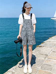 甜美休闲时尚运动套装女夏季新款圆领泡泡短袖提花背带短裤两件套图片