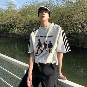 抖音得物品质二开240克宽松纯棉美式潮牌印花三条杠中性风短袖T恤图片