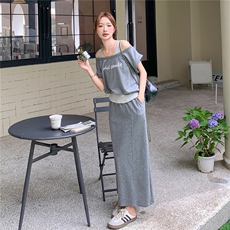 假两件露肩灰色T恤半身裙套装女夏2025新款两件套巨好看大方得体，女装套装/套裙，2C095