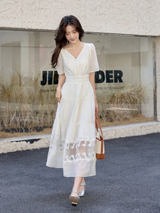 白色连衣裙女2026新款夏季绝美穿搭短袖蕾丝拼接显瘦高腰长裙子图片