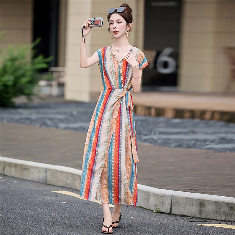 度假风条纹印花连衣裙女2025夏新款时尚V领钉珠绑带收腰气质长裙,女装连衣裙,韩宇舍