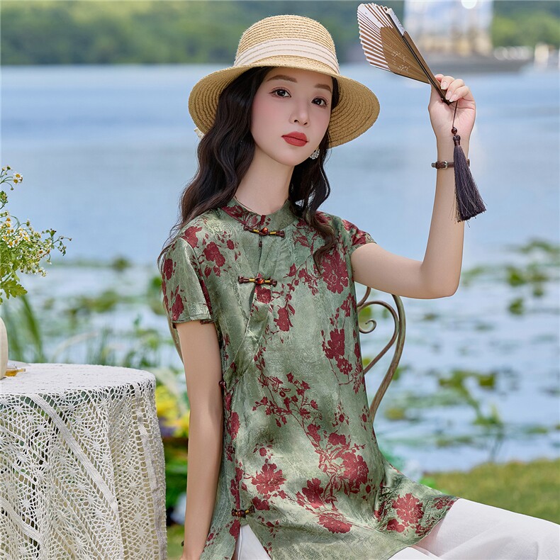 2026年夏季新中式套装，绿低红花中式上衣配白色裤子，松弛显瘦,女装套装/套裙,米莱