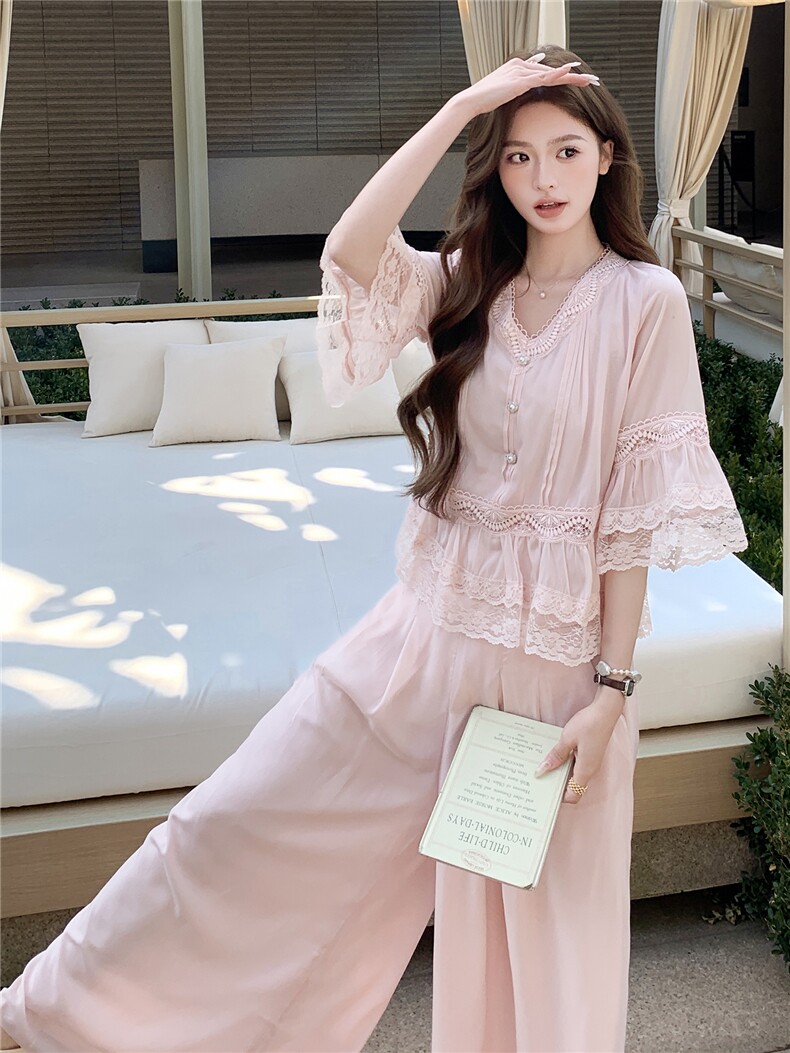 粉色洋气温柔套装女2026夏新款喇叭袖蕾丝拼接上衣阔腿裤裙两件套,女装套装/套裙,衣秀之家