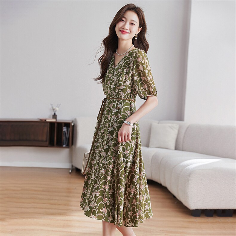时尚优雅碎花连衣裙修身显瘦V领设计气质女神必备款,女装连衣裙,布芭啦