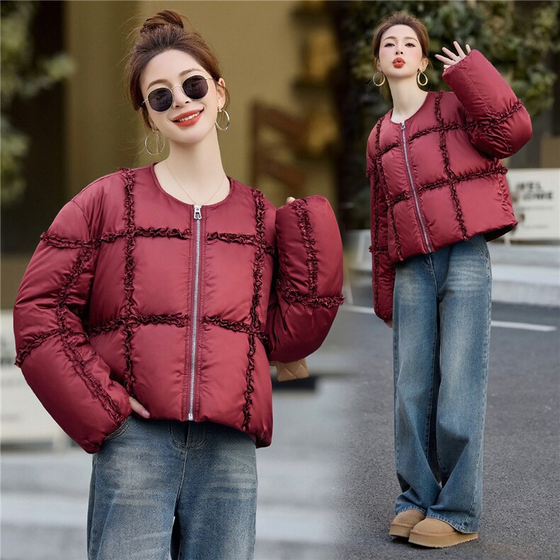 现货2025冬季新款时尚气质百搭圆领保暖舒适立体剪花羽绒服外套，女装羽绒服，时尚俏佳人