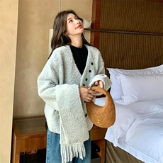 韩系浅灰色配围巾v领毛呢外套女秋冬2025新款设计减龄时髦厚大衣，女装毛呢外套，纯色衣恋