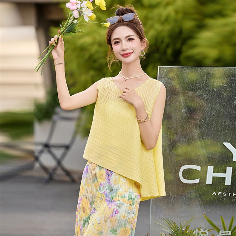 多巴胺穿搭褶皱套装裙女2025夏季不规则背心上衣印花半身裙两件套,女装套装/套裙,韩宇舍