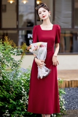 高级感红色方领连衣裙女2025夏季新款褶皱设计感收腰修身气质长裙，女装连衣裙，美沁
