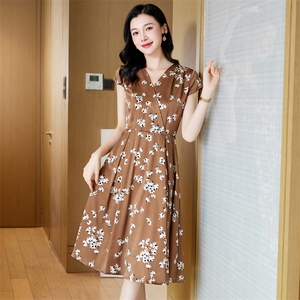 杭州重磅真丝连衣裙女夏季2025新款V领显瘦高端缎面桑蚕丝碎花裙图片