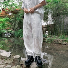 束脚白色裤子