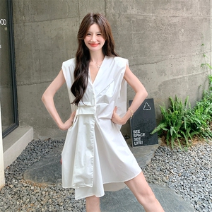 温柔风无袖白色连衣裙女2025年夏季新款百搭设计感褶皱V领衬衫裙图片