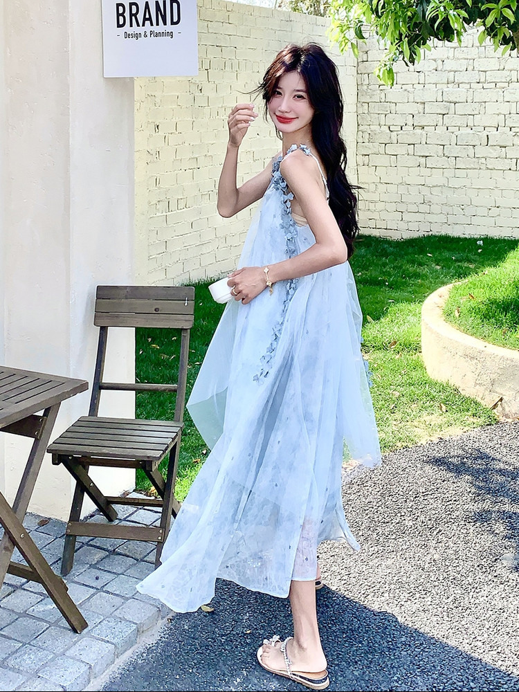 浅蓝色网纱拼接连衣裙女夏季2025法式超仙立体花朵肩带设计吊带裙,女装连衣裙,千寻