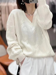 加厚V领大绞花胸围120衣长60袖长48白色青绒色,黑色打底裤穿搭女冬图片