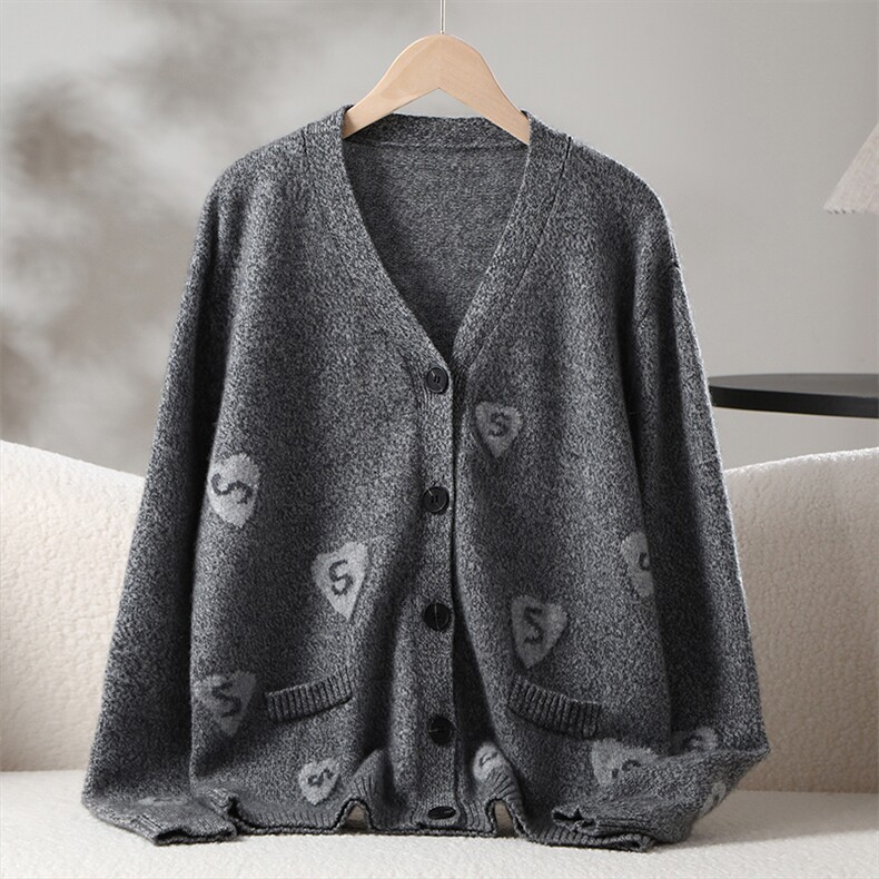 2025年秋季新款百搭女士袖花V领花灰爱心S开衫，女装羊绒衫，名驰羊绒