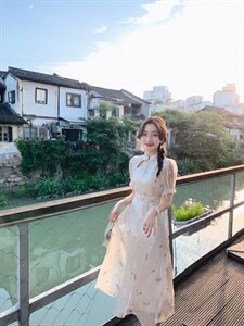 刺绣蹄花鎏金纱连衣裙旗袍图片