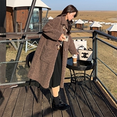 冬新款出货中巧克力色牛角扣皮毛一体羊羔毛大衣，女装羊羔毛/颗粒绒，菡迪欧娜