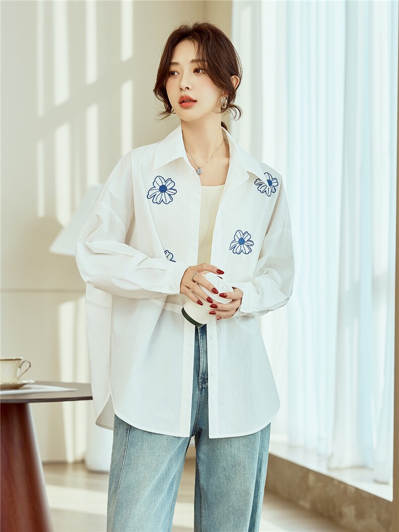 白色慵懒刺绣翻领衬衫女春季新款宽松气质衬衣设计感小众圆弧上衣,女装衬衫,梦懿尔