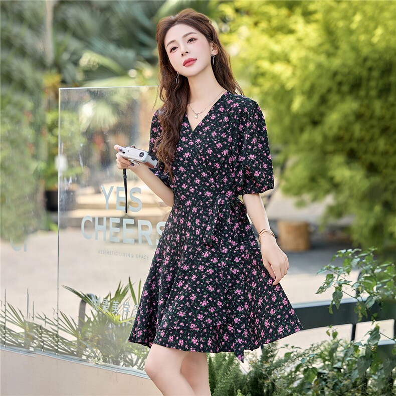 女夏2025新款气质浪漫收腰显瘦v领法式碎花一片式连衣裙,女装连衣裙,卡杰菲