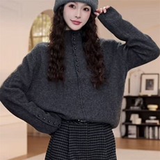 2025年秋季时尚百搭通勤简约休闲袖口领子扣子高领，女装针织衫/毛衣，萱芳婷羊绒