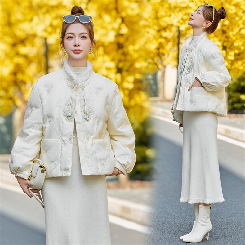 【bao款现货】2024新款冬装新中式刺绣盘扣羽绒服白鸭绒拼水貂毛,女装羽绒服,雅静靓衣