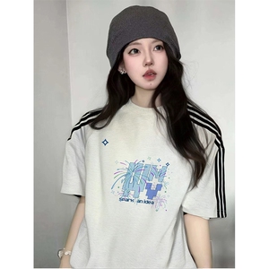 抖音得物品质二开240克宽松纯棉美式潮牌印花三条杠中性风短袖T恤图片