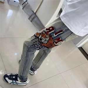 新年潮牌破洞男士牛仔裤老虎贴布刺绣潮流字母高街新款休闲修身图片