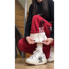 酒红色
