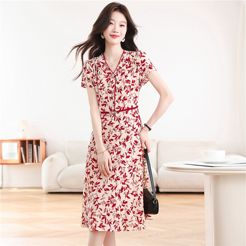法式复古红碎花连衣裙夏季V领泡泡袖收腰系带显瘦温柔风中长裙，女装连衣裙，艾米