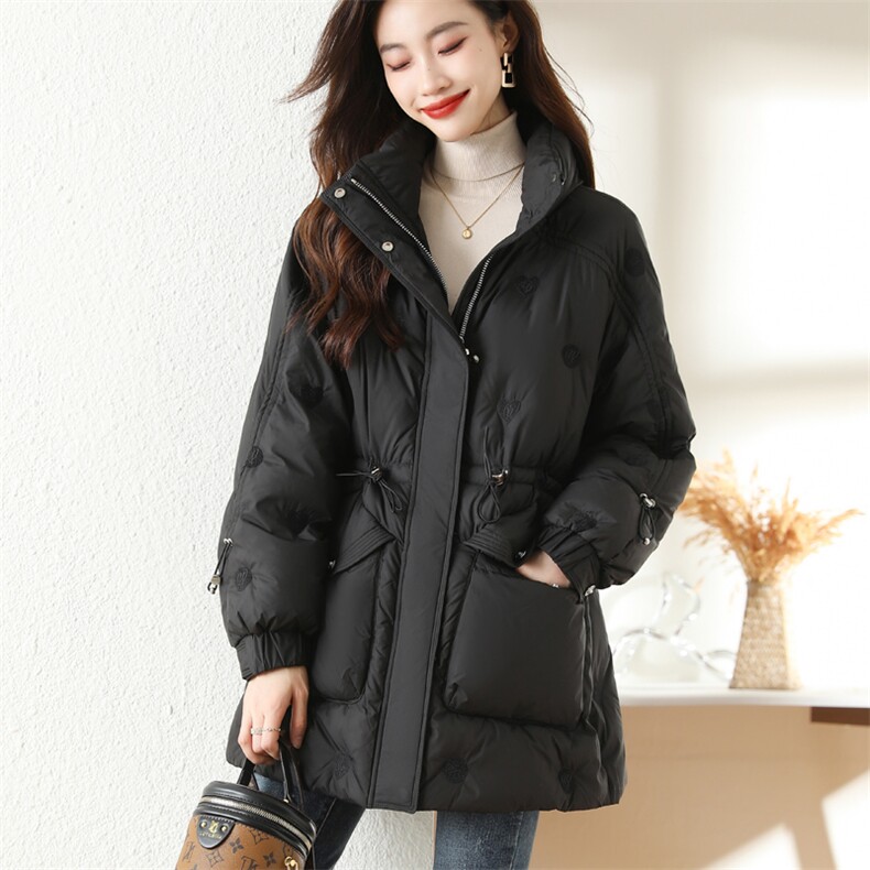 白鸭绒中长款羽绒服女冬装新款立领面包服洋气绣花通勤外套,女装羽绒服,梦懿尔