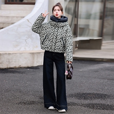 时尚印花连帽羽绒服女2024冬季洋气独特别致小个子短款白鸭绒外套，女装羽绒服，歌伊格美