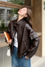 时尚潮流2026年秋季荔枝纹宽松型通勤风多口袋，女装皮衣，诺蝶