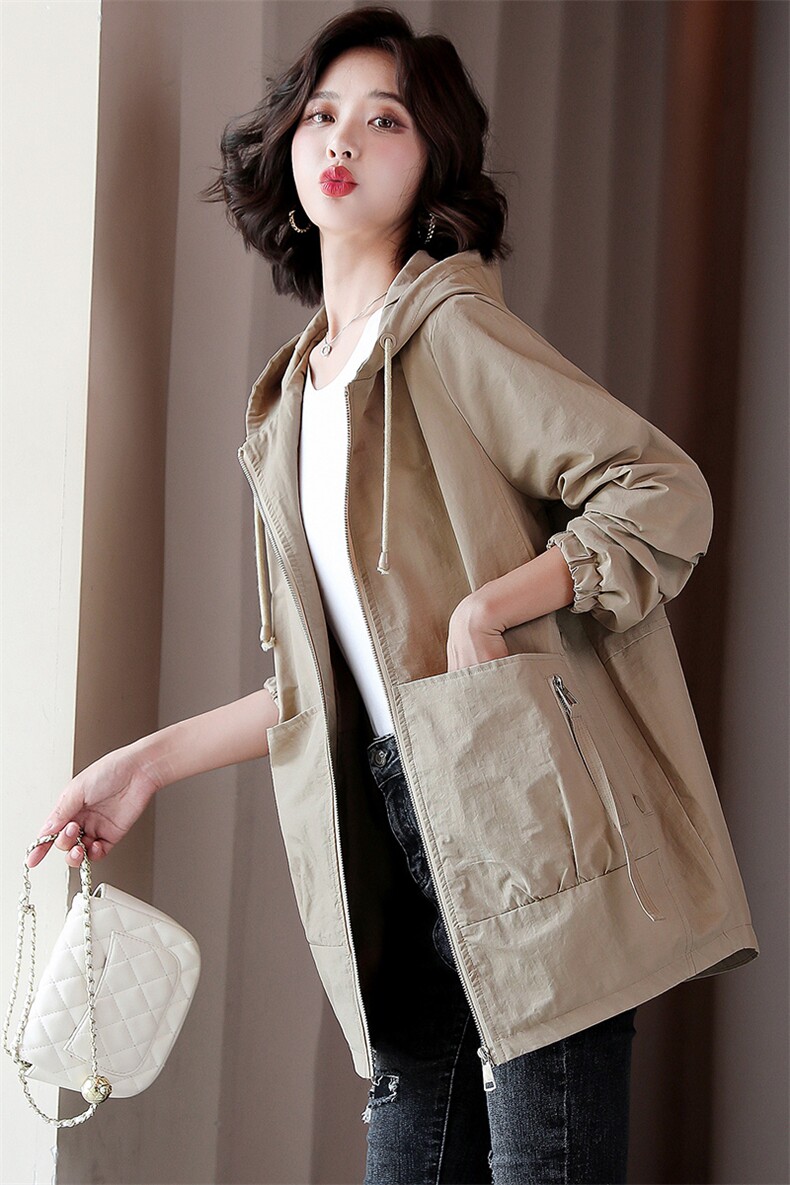 大码女装连帽风衣外套女春秋新款中年妈妈韩版宽松显瘦开春上衣，女装风衣，依万里