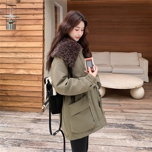 羊羔毛大翻领派克服女2025冬白鸭绒韩版宽松加厚保暖牛角扣羽绒服图片