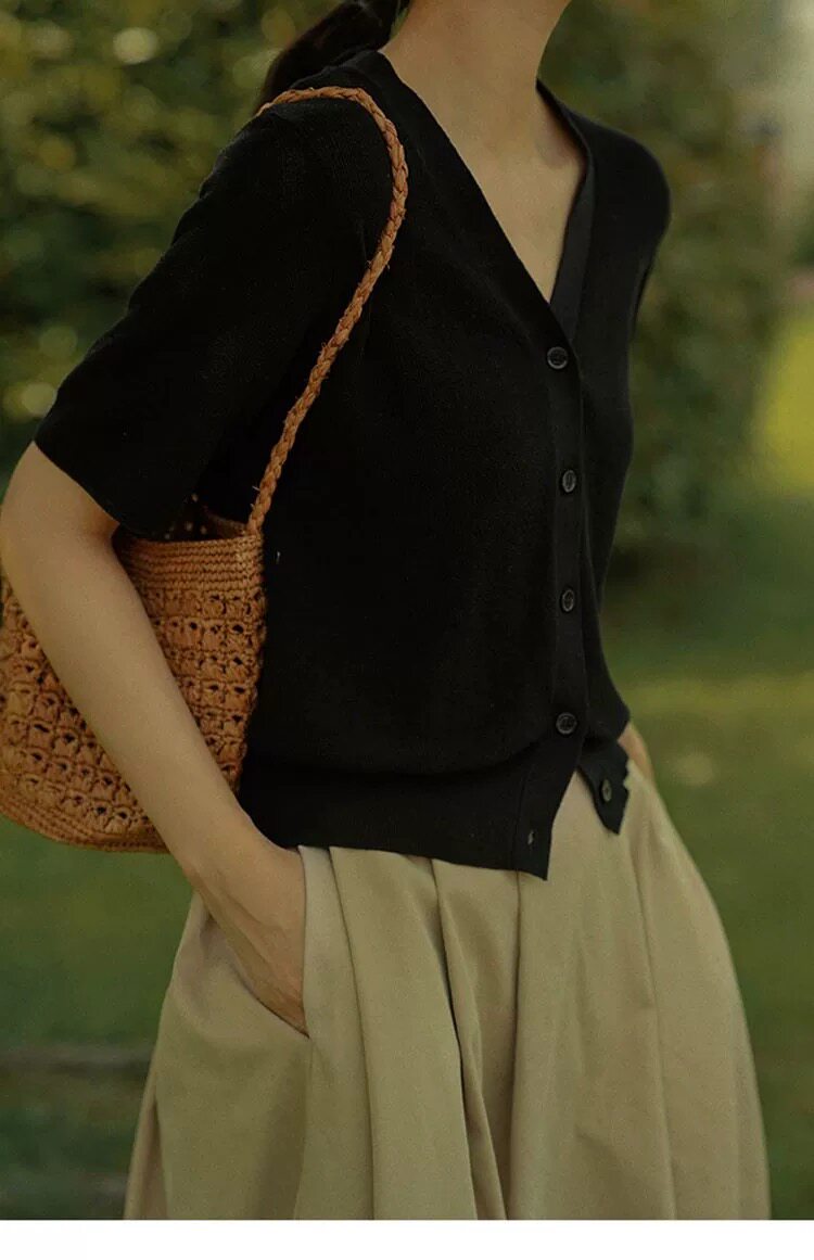 小众V领黑色冰丝短袖t恤女2025夏季宽松显瘦薄款半袖针织开衫上衣,女装T恤,雪真羊绒