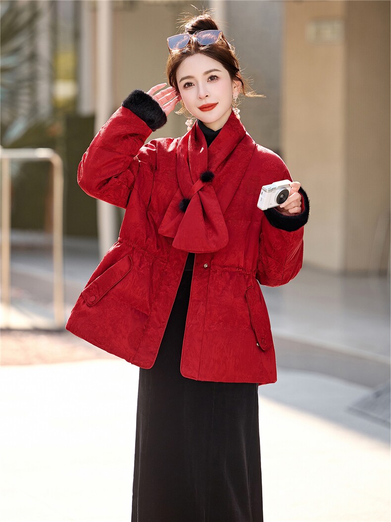 大货已出2025圣诞90羽绒服女冬新款收腰新中式淑女圆领中长款外套,女装羽绒服,依万里