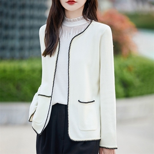 秋冬款小香风拼色圆领精纺羊毛开衫女花边带兜长袖针织羊毛衫外套图片