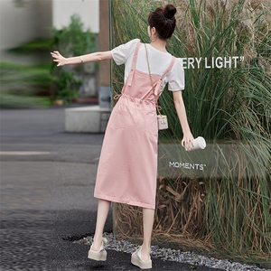 粉色夏季背带裙洋气减龄套装2024新款女薄款工装背带连衣裙两件套图片