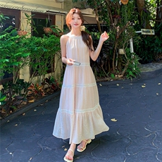 蕾丝拼接粉色挂脖露肩连衣裙女夏季新款森系绝美度假风显瘦仙女裙，女装连衣裙，2C233