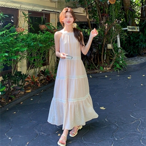 蕾丝拼接粉色挂脖露肩连衣裙女夏季新款森系绝美度假风显瘦仙女裙图片